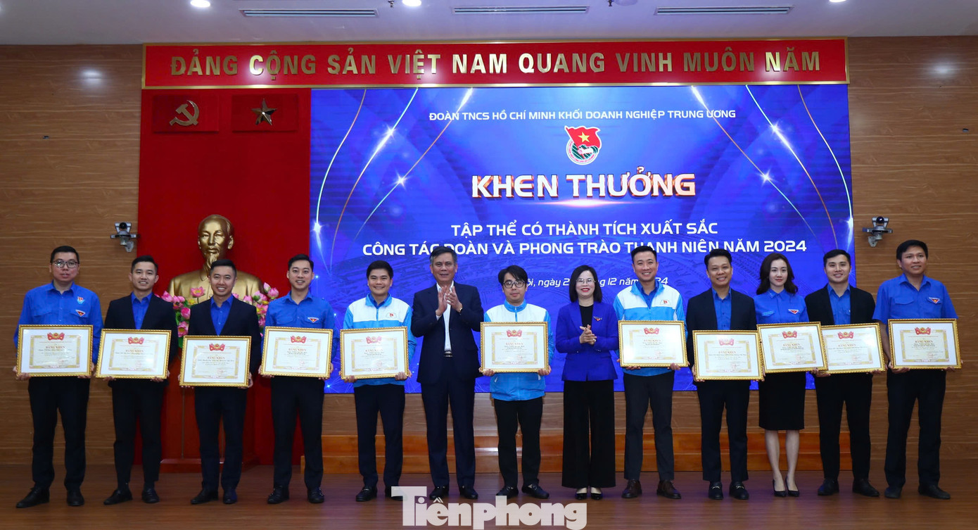 Đoàn Khối Doanh nghiệp T.Ư trao các khen thưởng tại hội nghị tổng kết.