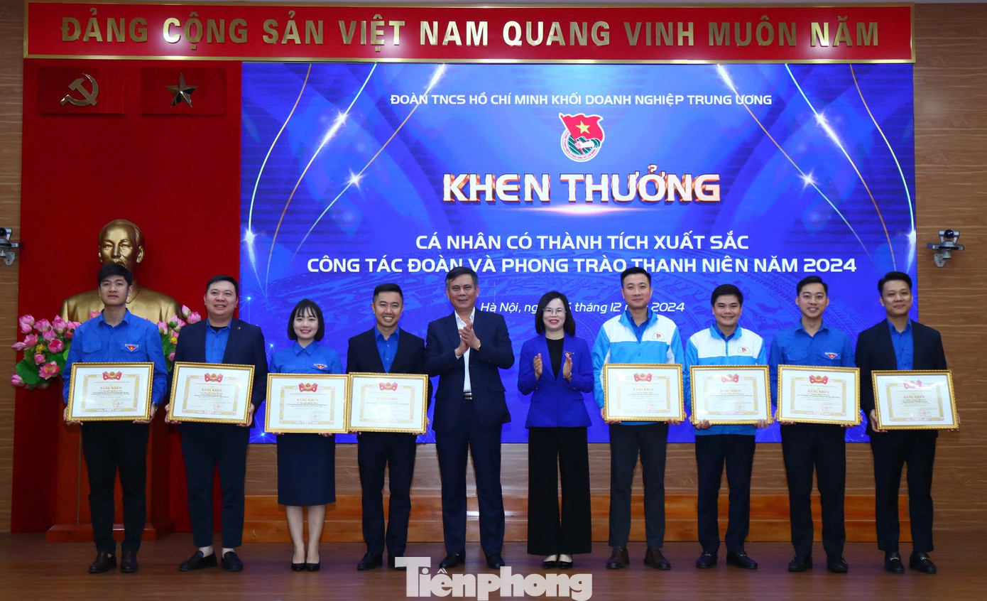 Đoàn Khối Doanh nghiệp T.Ư trao các khen thưởng tại hội nghị tổng kết.