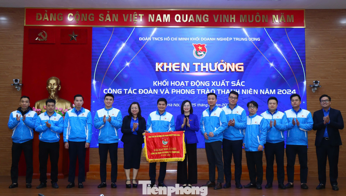 Đoàn Khối Doanh nghiệp T.Ư trao các khen thưởng tại hội nghị tổng kết.