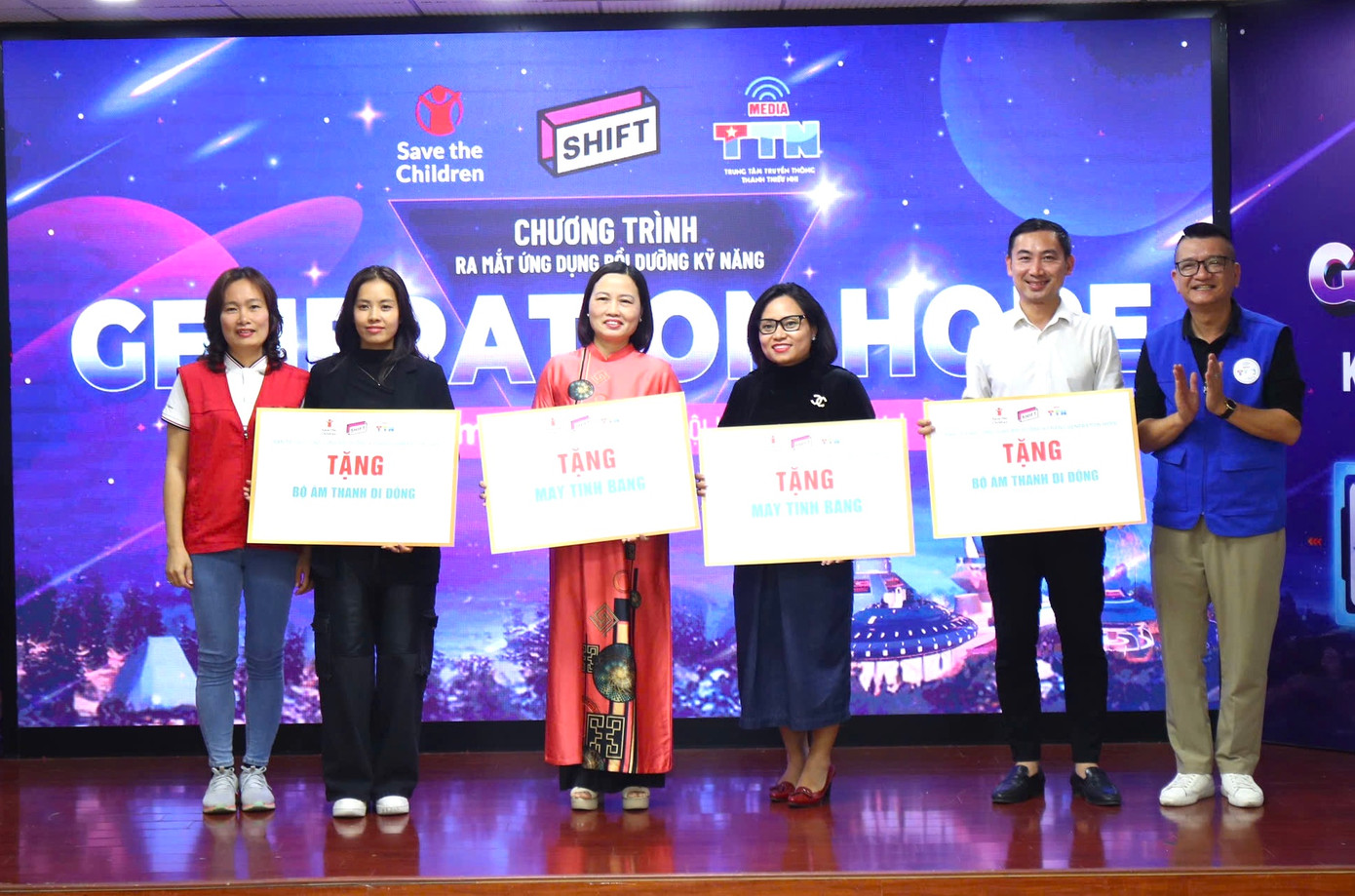 Ban tổ chức tặng quà cho đại diện các dự án tiềm năng.