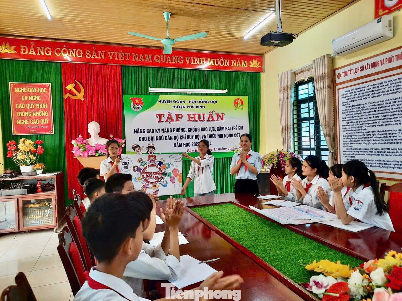 Cô giáo Lê Lan Anh tập huấn cán bộ chỉ huy Đội nâng cao kỹ năng phòng chống bạo lực, xâm hại trẻ em. Cô giáo Lê Lan Anh tập huấn cán bộ chỉ huy Đội nâng cao kỹ năng phòng chống bạo lực, xâm hại trẻ em.