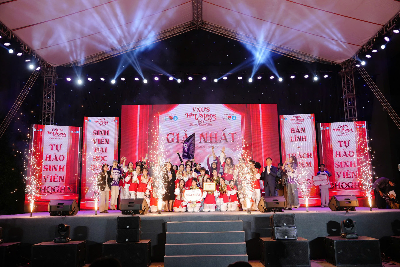 Nhiều đội thi đầu tư công phu, sáng tạo độc đáo kết hợp giữa truyền thống với hiện đại. Nhiều đội thi đầu tư công phu, sáng tạo độc đáo kết hợp giữa truyền thống với hiện đại.