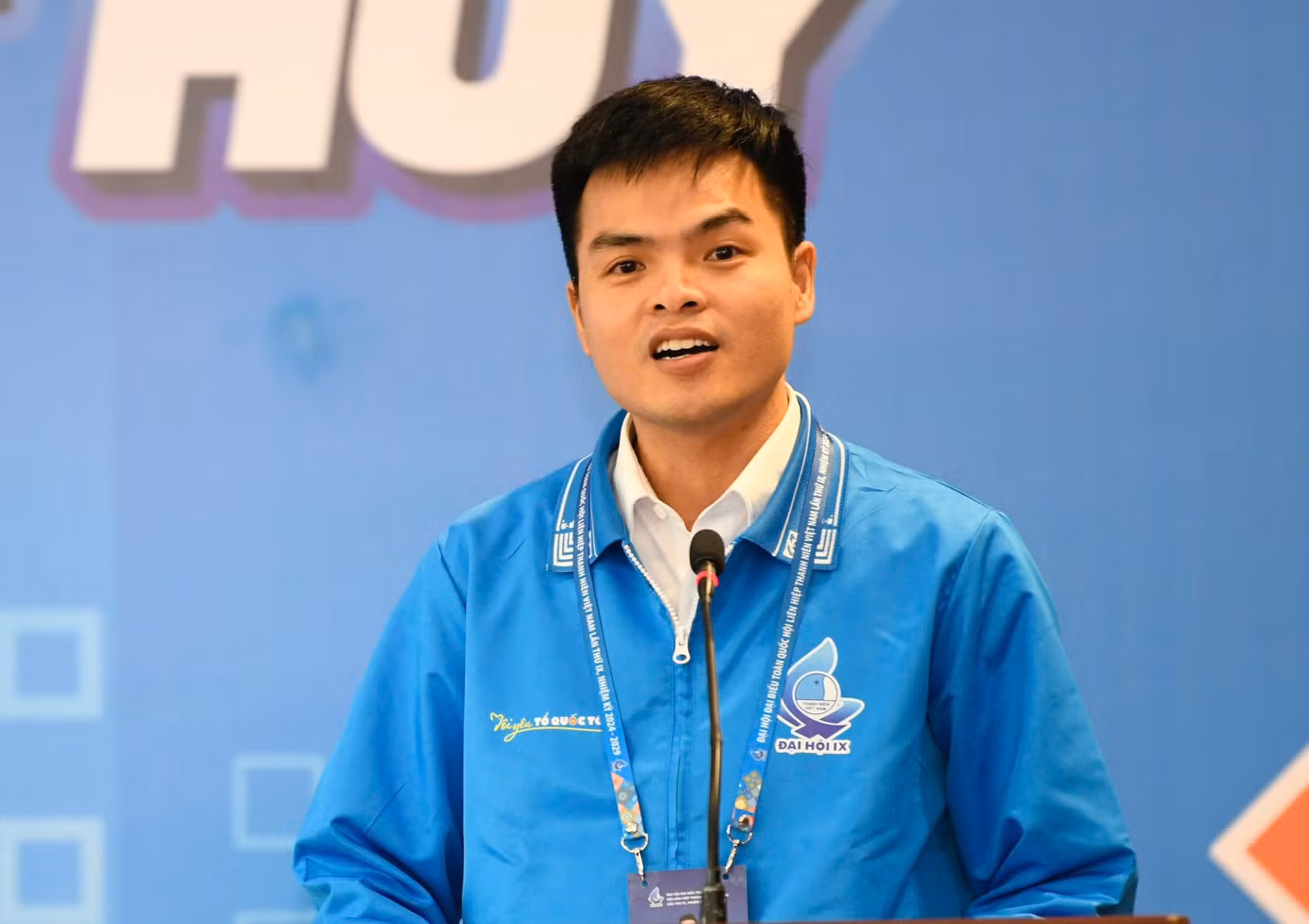 Nghệ nhân dân gian Hà Tĩnh - anh Trần Văn Sang (bên trái), chị Hà Thị Minh Châu - Bí thư Quận Đoàn, Chủ tịch Hội LHTN quận Lê Chân, TP Hải Phòng (bên phải) hiến kế nhiều giải pháp bảo tồn, phát huy văn hóa dân tộc.