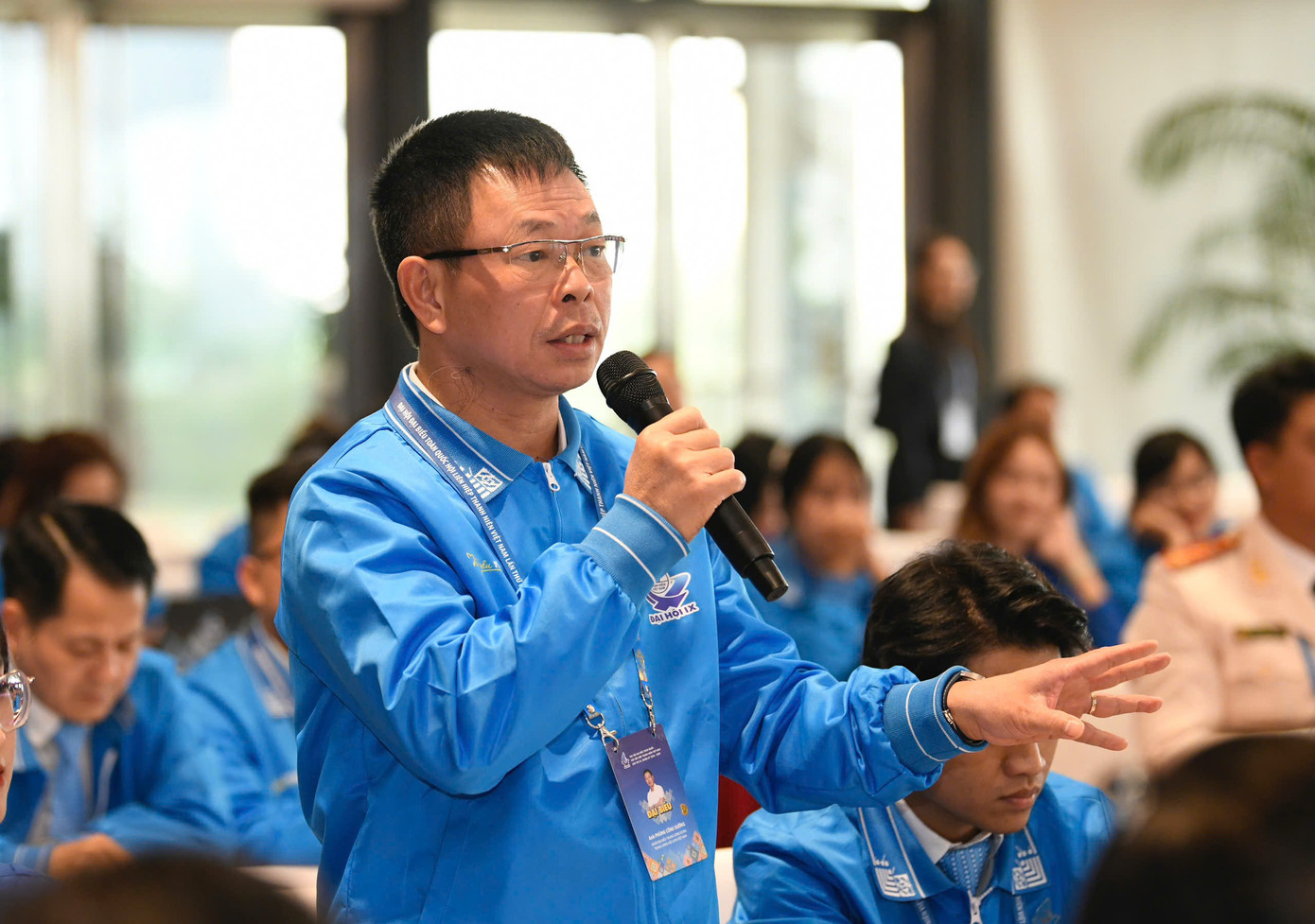 Nhà báo Phùng Công Sưởng - Tổng Biên tập báo Tiền Phong trao đổi tại tổ thảo luận số 2. Nhà báo Phùng Công Sưởng - Tổng Biên tập báo Tiền Phong trao đổi tại tổ thảo luận số 2.