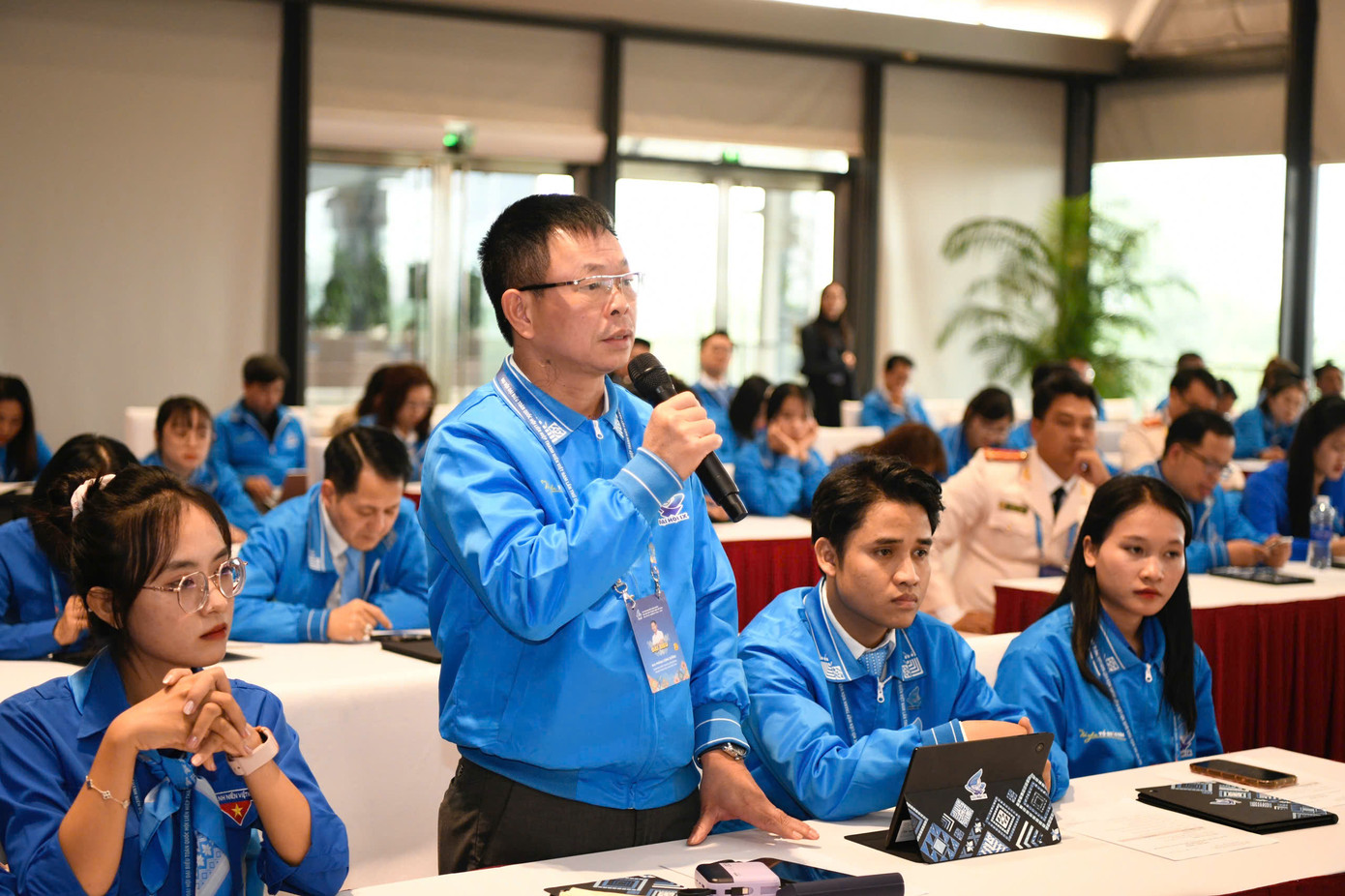 Nhà báo Phùng Công Sưởng - Tổng Biên tập báo Tiền Phong trao đổi tại tổ thảo luận số 2. Nhà báo Phùng Công Sưởng - Tổng Biên tập báo Tiền Phong trao đổi tại tổ thảo luận số 2.