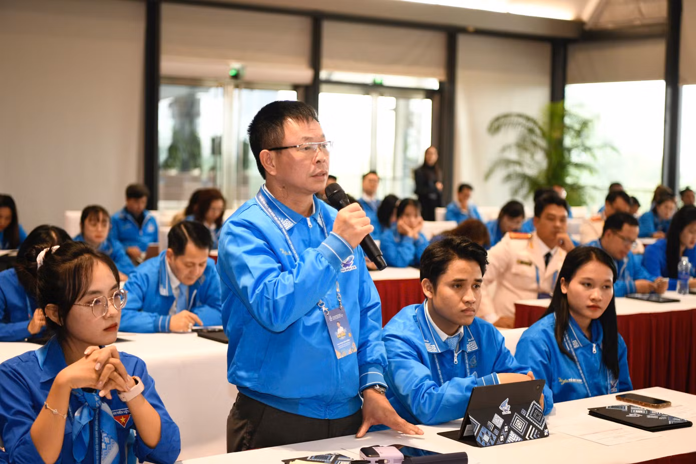 Nhà báo Phùng Công Sưởng - Tổng Biên tập báo Tiền Phong trao đổi tại tổ thảo luận số 2.