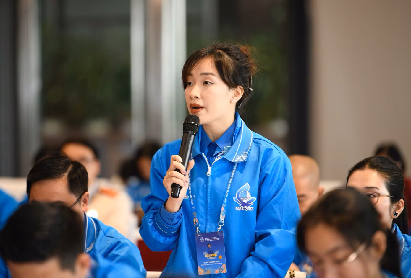 Nghệ nhân dân gian Hà Tĩnh - anh Trần Văn Sang (bên trái), chị Hà Thị Minh Châu - Bí thư Quận Đoàn, Chủ tịch Hội LHTN quận Lê Chân, TP Hải Phòng (bên phải) hiến kế nhiều giải pháp bảo tồn, phát huy văn hóa dân tộc.
