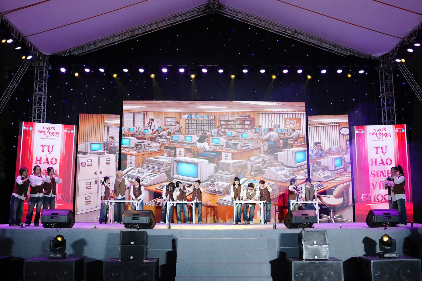 Nhiều đội thi đầu tư công phu, sáng tạo độc đáo kết hợp giữa truyền thống với hiện đại. Nhiều đội thi đầu tư công phu, sáng tạo độc đáo kết hợp giữa truyền thống với hiện đại.