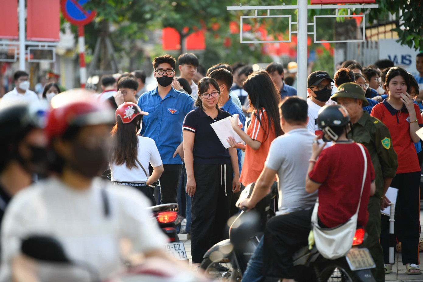 Ngay từ 6h sáng nhiều thí sinh đã có mặt tại các điểm thi