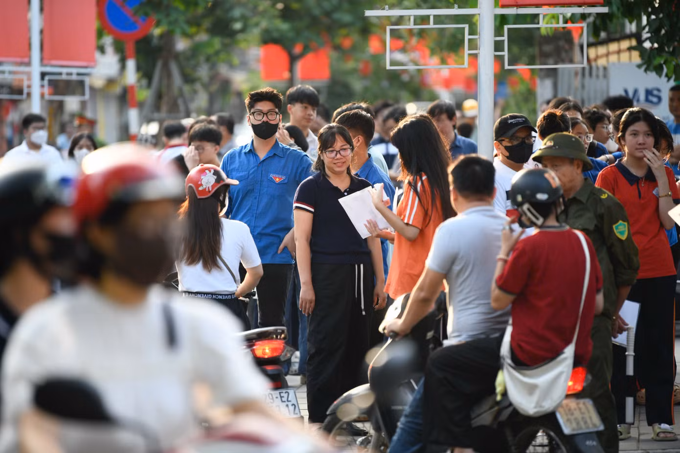 Ngay từ 6h sáng nhiều thí sinh đã có mặt tại các điểm thi Ngay từ 6h sáng nhiều thí sinh đã có mặt tại các điểm thi