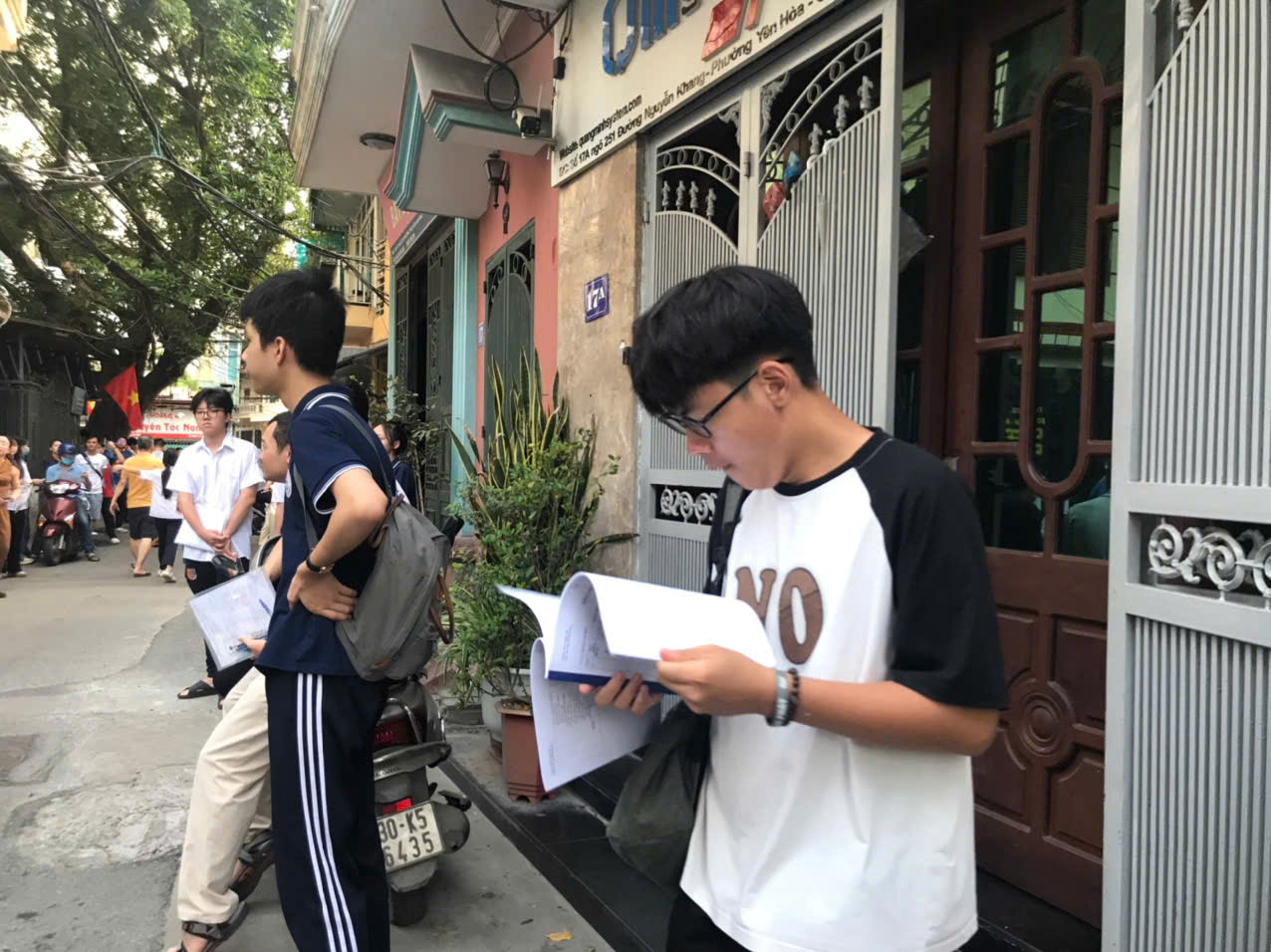 Thí sinh ôn bài trước khi vào phòng thi