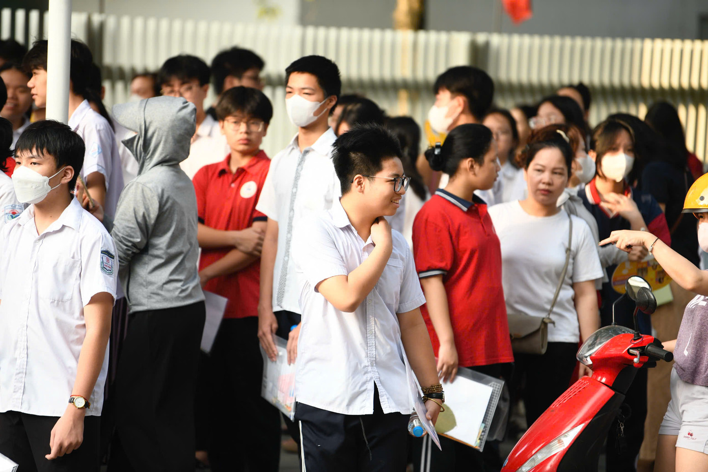 Trước áp lực của kì thi nhưng nhiều thí sinh vui vẻ bước vào thi môn đầu tiên- Ngữ văn