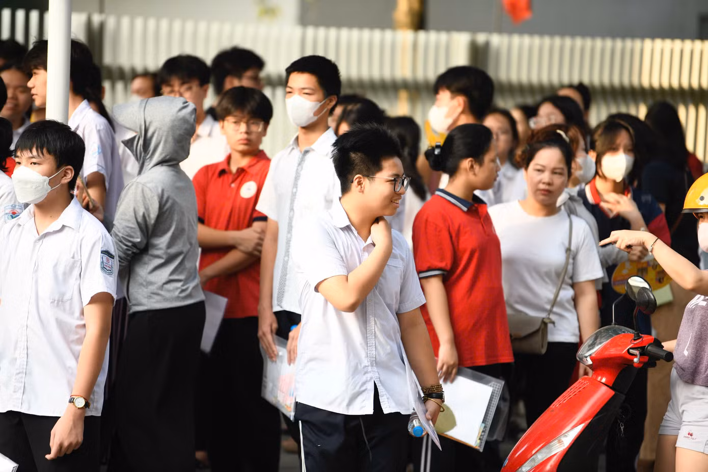 Trước áp lực của kì thi nhưng nhiều thí sinh vui vẻ bước vào thi môn đầu tiên- Ngữ văn Trước áp lực của kì thi nhưng nhiều thí sinh vui vẻ bước vào thi môn đầu tiên- Ngữ văn
