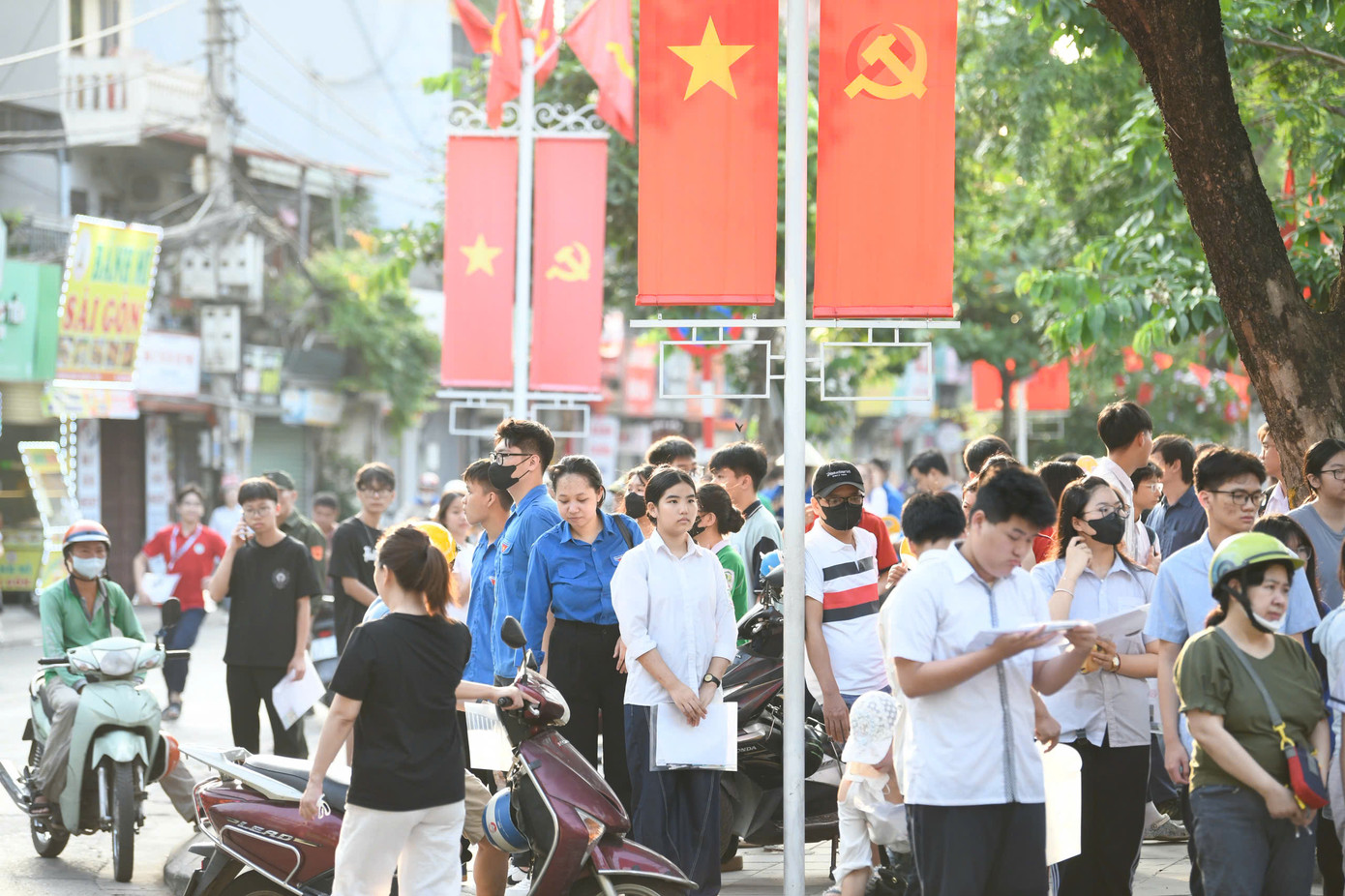 Thí sinh tranh thủ ôn bài