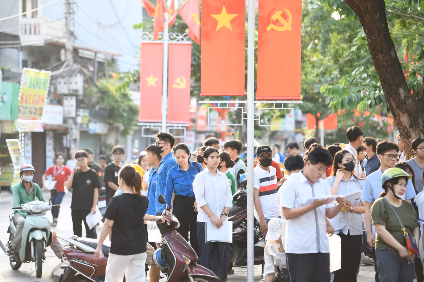 Thí sinh tranh thủ ôn bài Thí sinh tranh thủ ôn bài