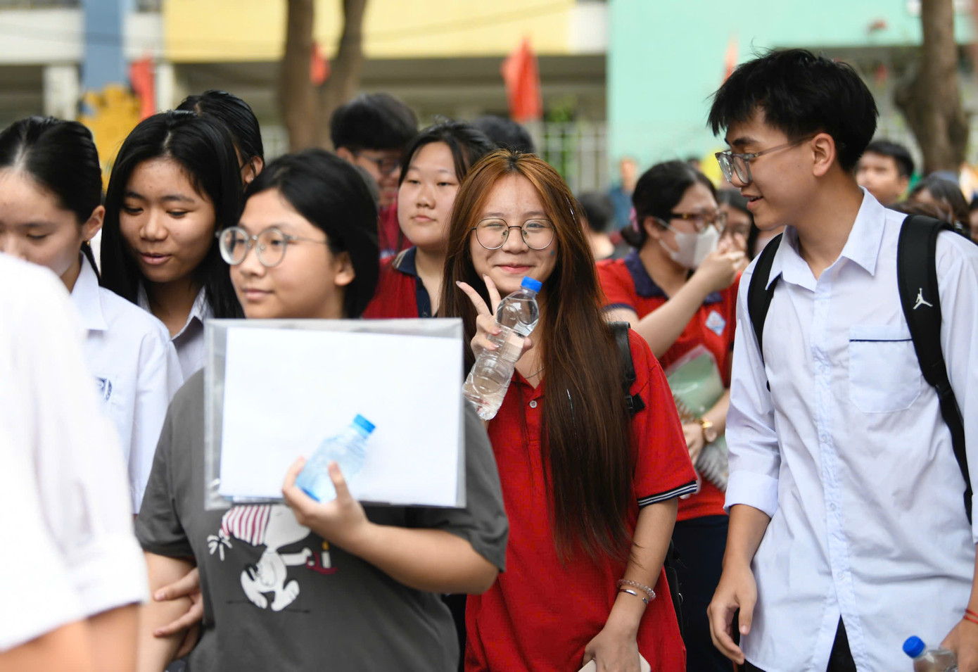 Thí sinh vui vẻ bước vào thi môn đầu tiên