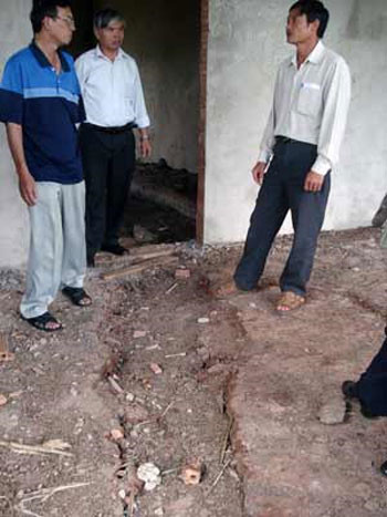 Nứt đất xảy ra tại Hiệp An gây hư hại nhà dân. Ảnh: Thái Ngọc