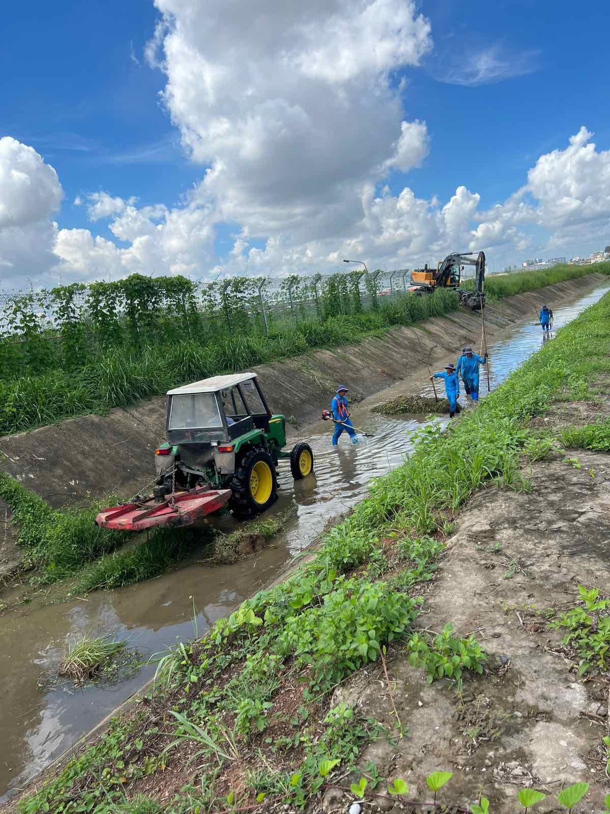 Công nhân dọn dẹp khơi thông dòng chảy, đảm bảo chống ngập cho sân bay. Ảnh: Cảng HKQT Tân Sơn Nhất Công nhân dọn dẹp khơi thông dòng chảy, đảm bảo chống ngập cho sân bay. Ảnh: Cảng HKQT Tân Sơn Nhất