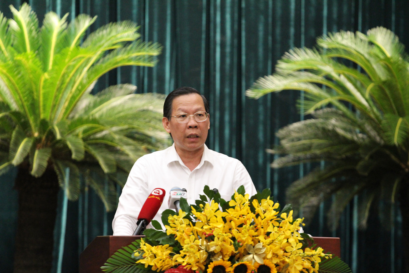 Chủ tịch UBND TPHCM Phan Văn Mãi phát biểu tại kỳ họp. Ảnh: T.N