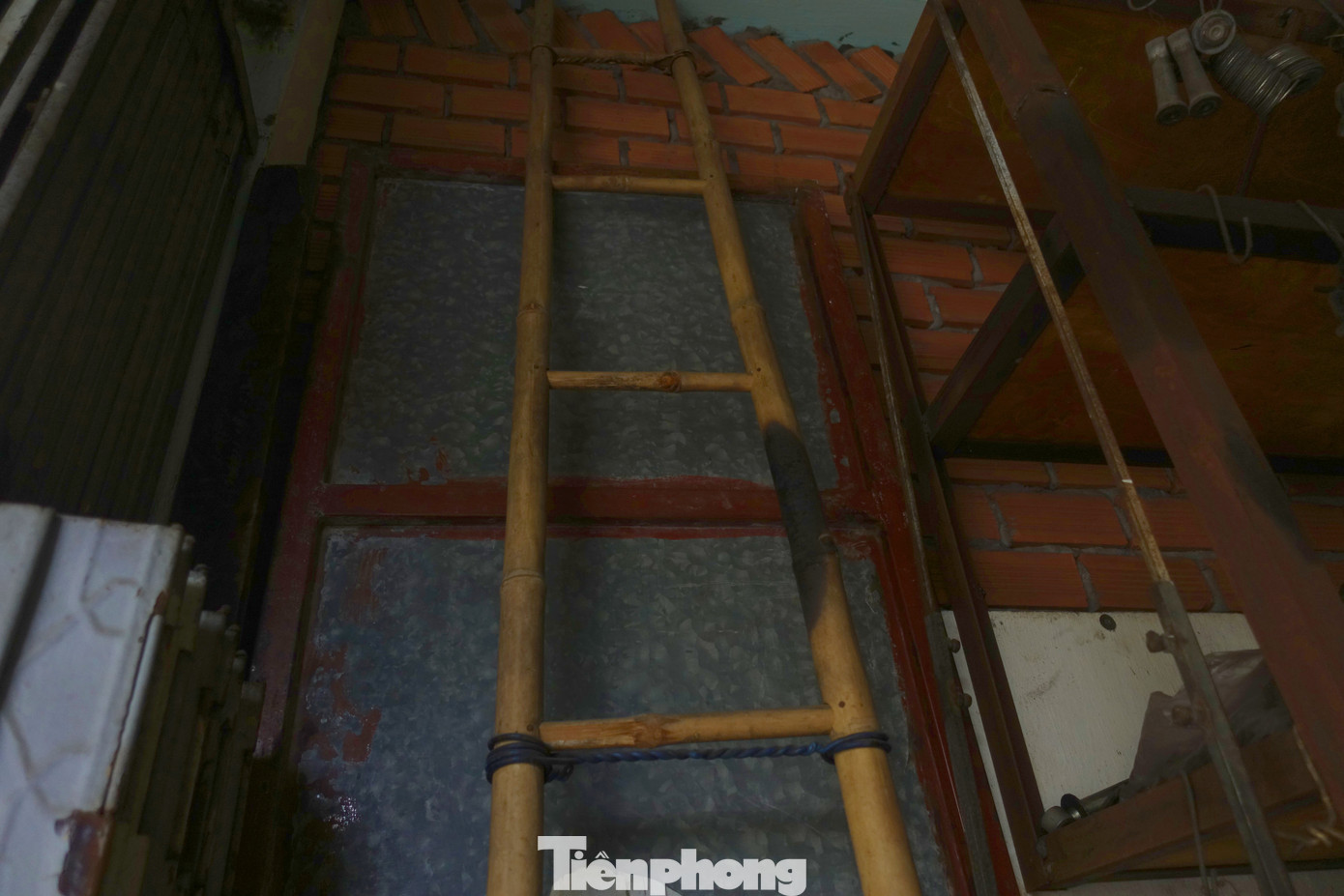 Tấm bảng thép được ông Long đặt ở cạnh cửa ra vào.