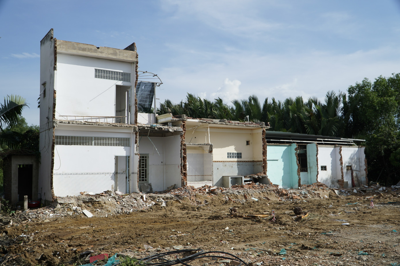 Theo ghi nhận của PV, tại chân cầu Phước Long (thuộc địa bàn phường Phú Mỹ, quận 7) việc giải tỏa mặt bằng đang được triển khai.