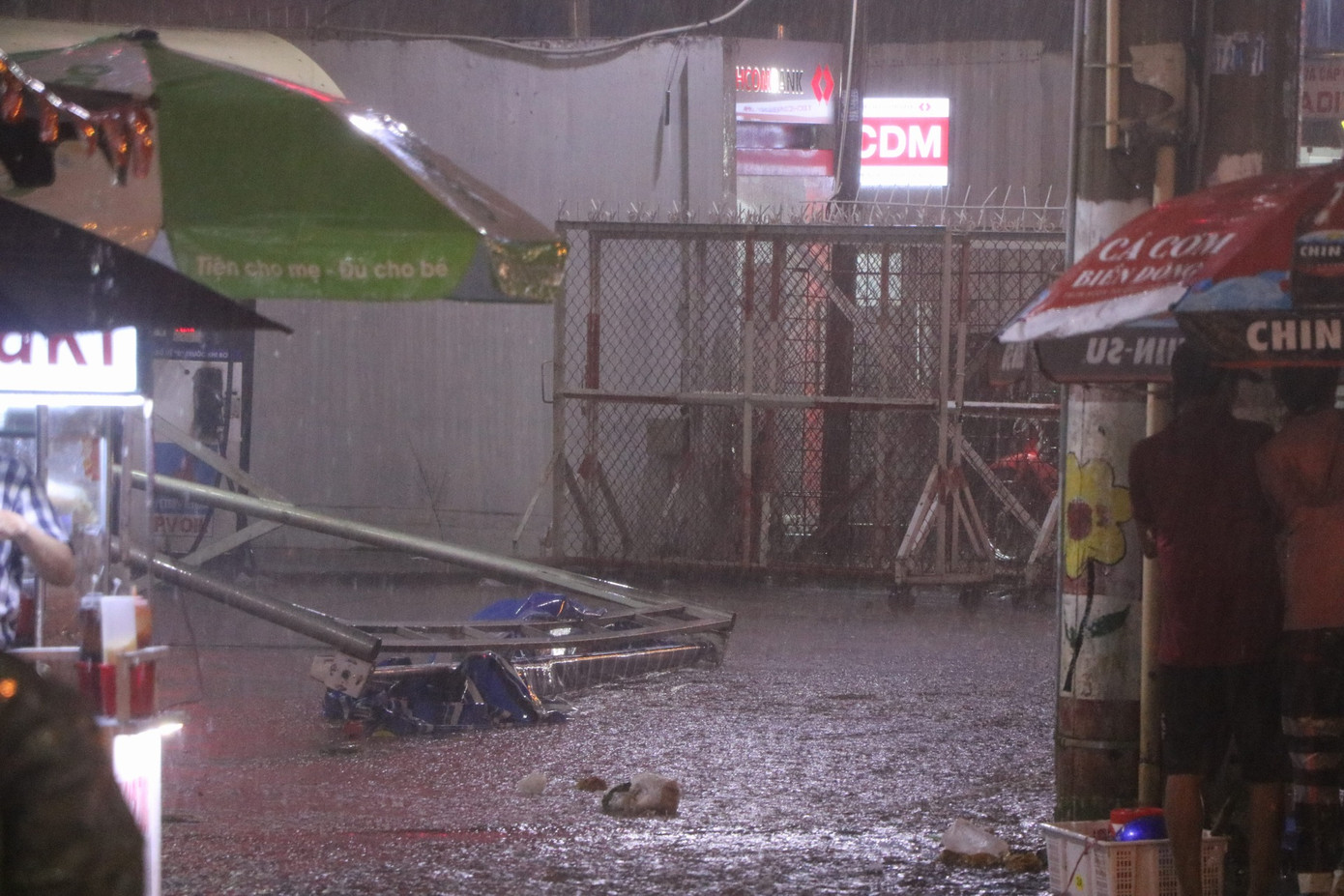 Mưa nặng hạt kèm gió lớn khiến một số vật dụng ngã đổ.