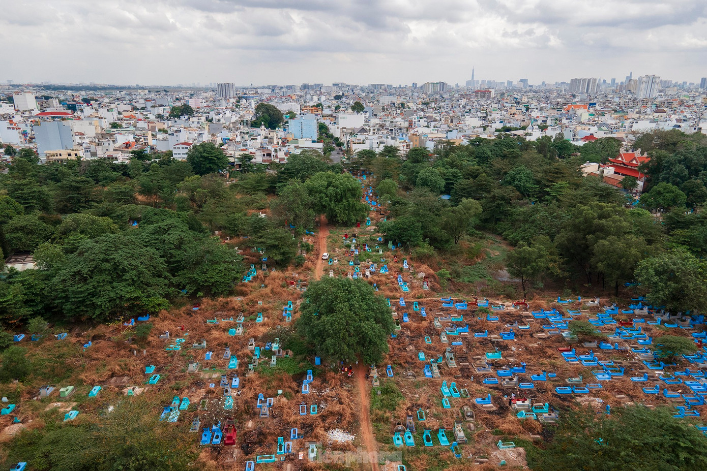 Một phần nghĩa trang Bình Hưng Hòa (quận Bình Tân). Ảnh: PHẠM NGUYỄN