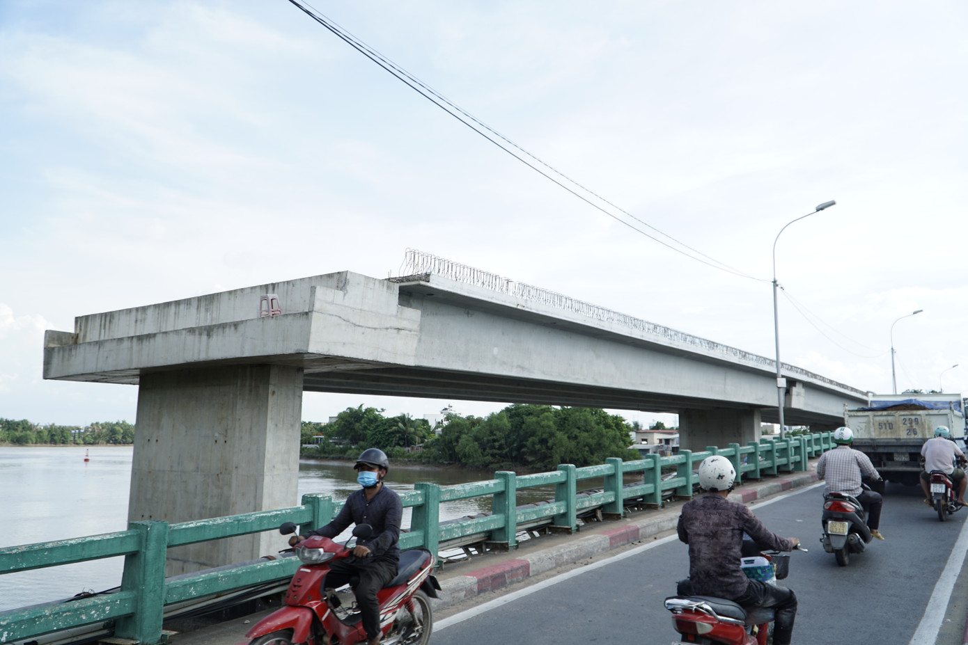 Công trình được thực hiện từ năm 2020, nhưng phải tạm dừng thi công vì vướng công tác giải phóng mặt bằng (GPMB) và bố trí tái định cư. Do phát sinh chi phí GPMB, dự án đã được điều chỉnh tăng tổng mức đầu tư từ gần 398 tỷ đồng lên 748 tỷ đồng, trong đó chi phí bồi thường, GPMB và di dời hạ tầng kỹ thuật từ 166 tỷ đồng lên 515 tỷ đồng.