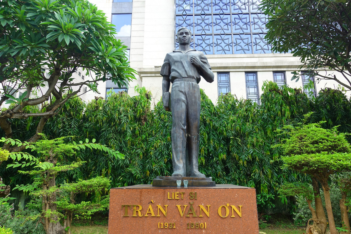 Tượng liệt sĩ Trần Văn Ơn được đặt tại công viên Bách Tùng Diệp.