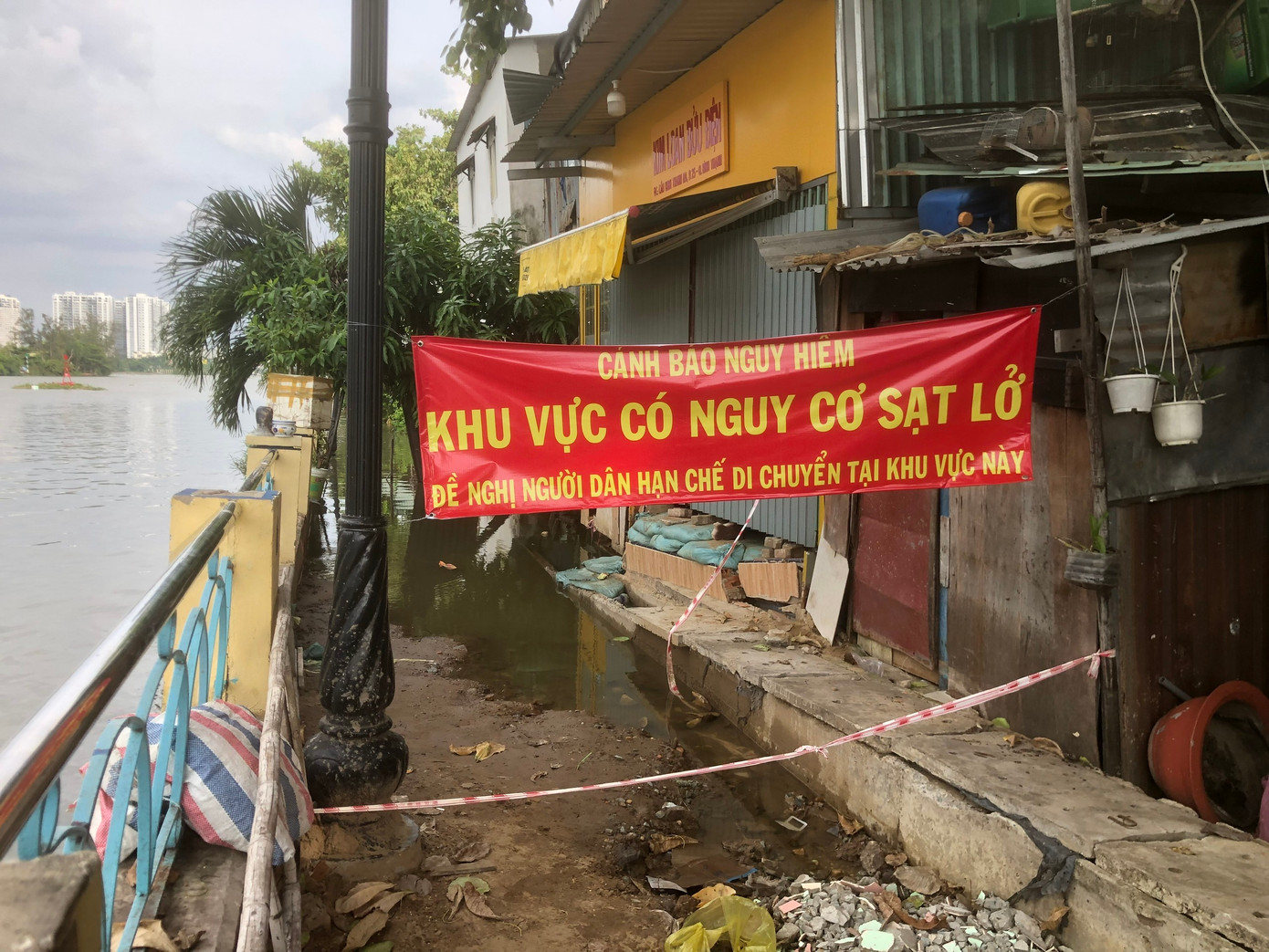 Khu vực bờ kênh Thanh Đa bị sạt lở. Ảnh: V.Q Khu vực bờ kênh Thanh Đa bị sạt lở. Ảnh: V.Q