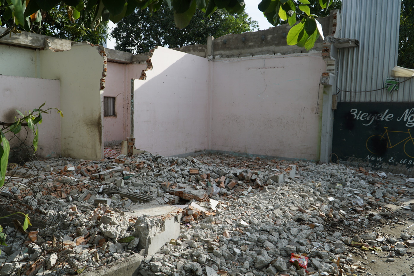 UBND huyện Nhà Bè cho biết hiện nay còn 12/48 hộ dân chưa bàn giao mặt bằng. Chính quyền địa phương đang tiếp tục vận động các hộ dân sớm bàn giao mặt bằng.