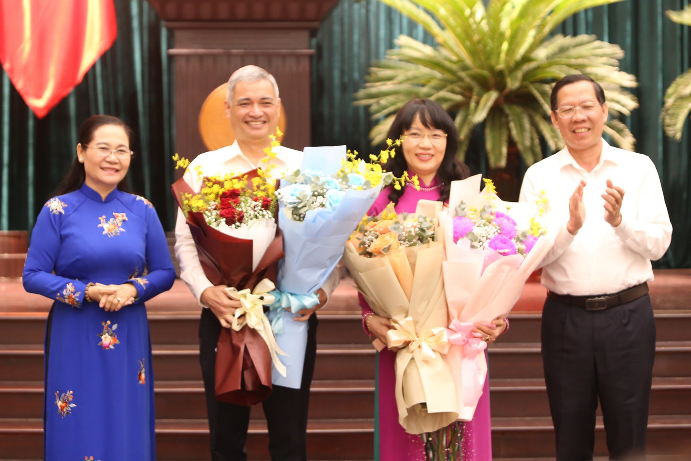 Lãnh đạo TPHCM tặng hoa chúc mừng tân Ủy viên UBND TPHCM. Ảnh: Ngô Tùng Lãnh đạo TPHCM tặng hoa chúc mừng tân Ủy viên UBND TPHCM. Ảnh: Ngô Tùng