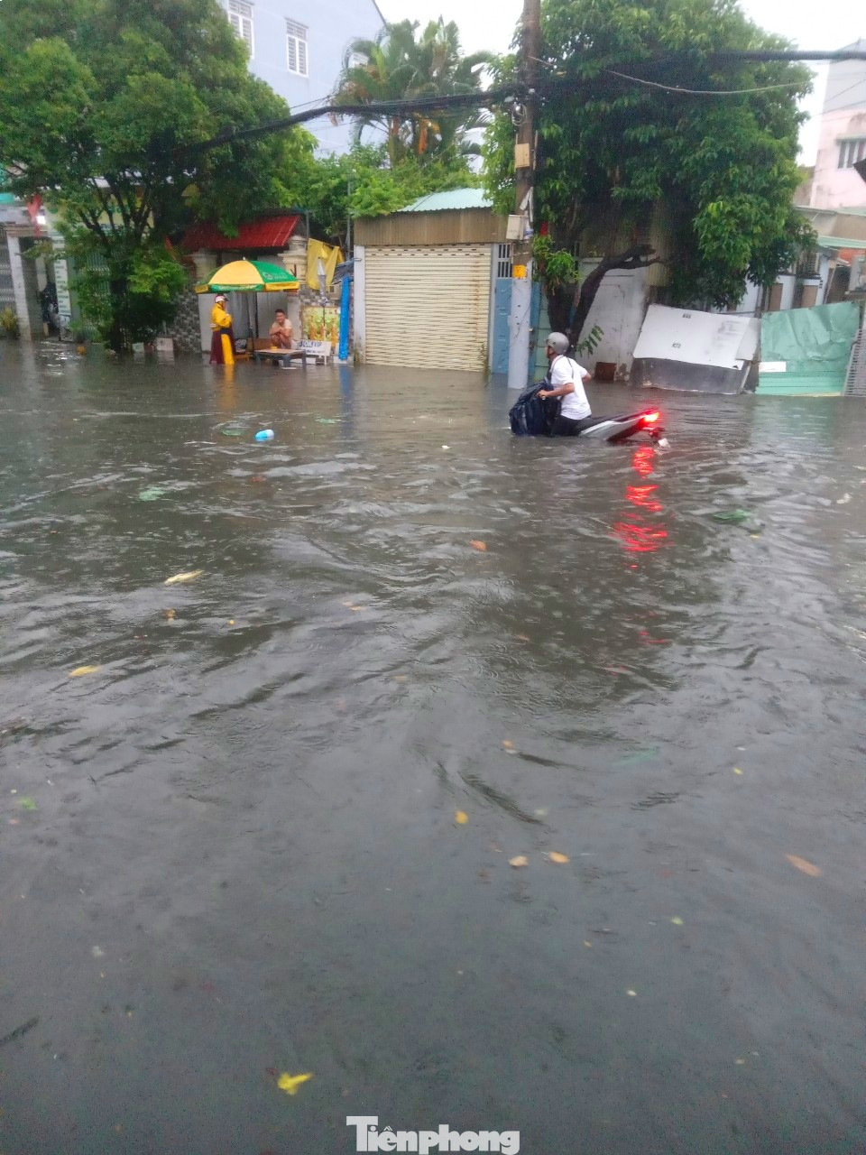 Đường Dương Văn Cam ngập như &quot;biến thành sông&quot; sau cơn mưa lớn cách đây gần 2 tuần. (Ảnh do người dân cung cấp)