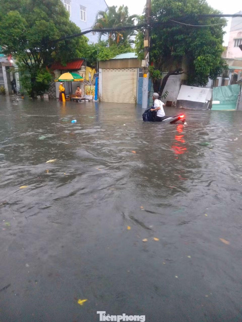 Đường Dương Văn Cam ngập như "biến thành sông" sau cơn mưa lớn cách đây gần 2 tuần. (Ảnh do người dân cung cấp)