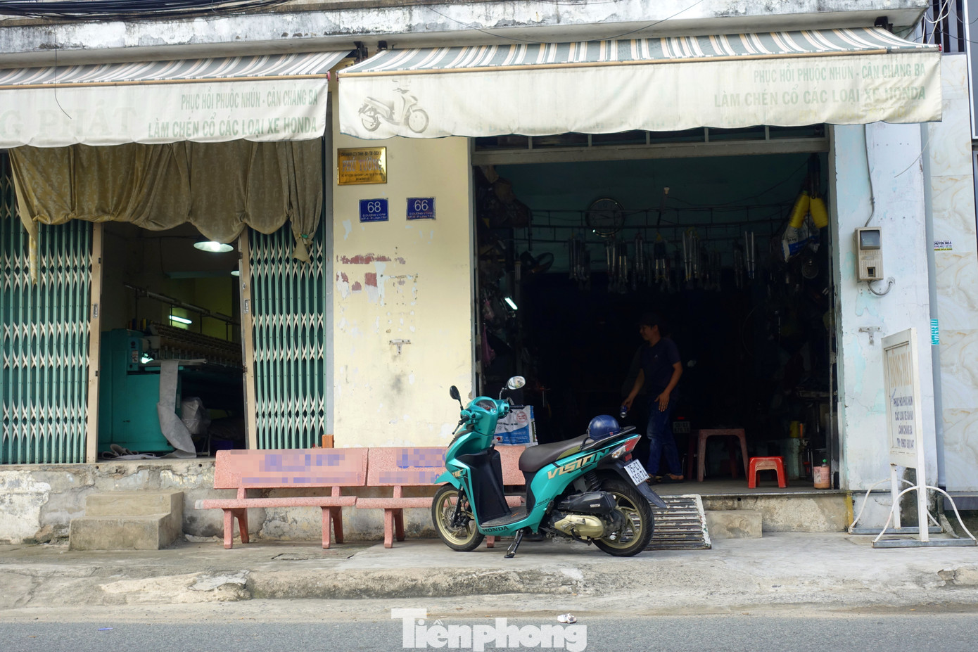 Một loạt ngôi nhà trên đường Dương Văn Cam (phường Linh Tây, TP Thủ Đức) phải nâng nền để tránh nước tràn vào nhà mỗi khi mưa lớn.