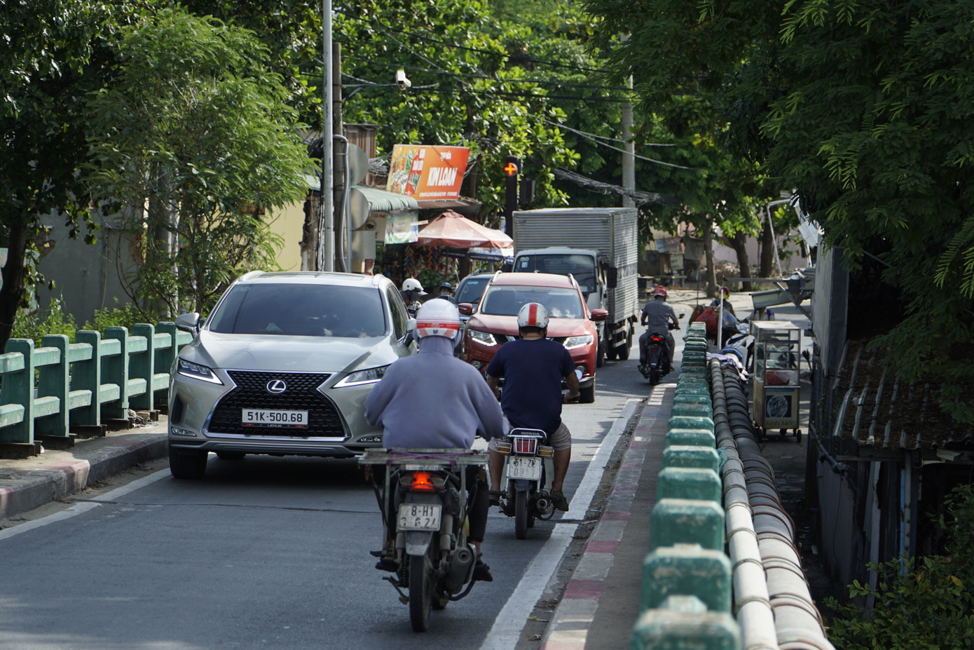 Hiện nay lưu lượng phương tiện lưu thông trên cầu Phước Long cũ tương đối lớn, thường xuyên xảy ra ùn ứ vào thời gian cao điểm.