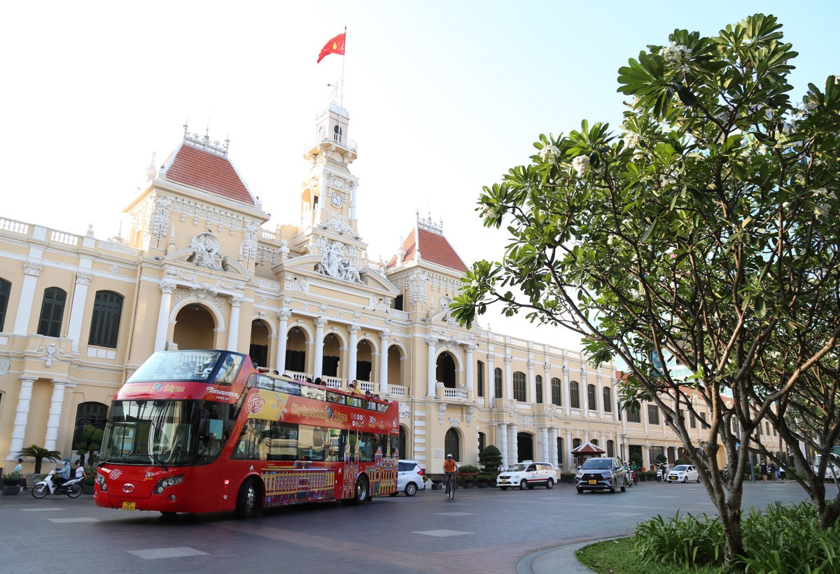 Bên ngoài trụ sở HĐND và UBND TPHCM. Ảnh: Ngô Tùng Bên ngoài trụ sở HĐND và UBND TPHCM. Ảnh: Ngô Tùng