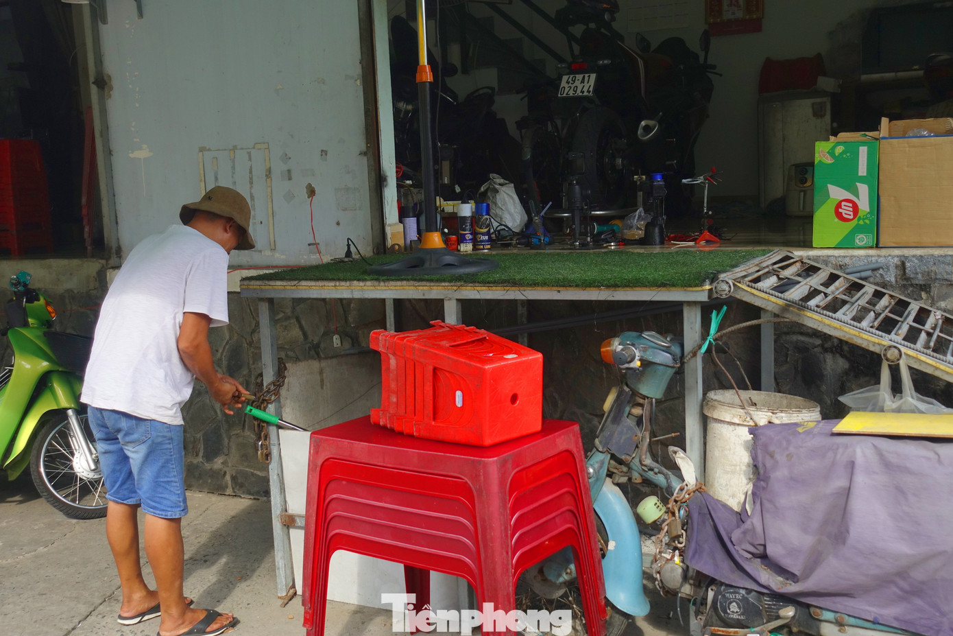 Một ngôi nhà ở hẻm 57 đường Dương Văn Cam phải lắp cầu thang sắt để tiện đi lại sau khi đã nâng nền cao hơn 1,2 mét.