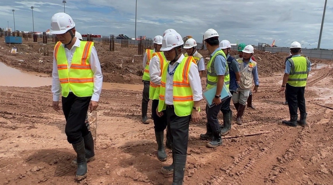 Đoàn công tác đã kiểm tra toàn bộ khu vực thoát nước của Cảng HKQT Tân Sơn Nhất qua công trình thi công Nhà ga T3. Ảnh: Cảng HKQT Tân Sơn Nhất Đoàn công tác đã kiểm tra toàn bộ khu vực thoát nước của Cảng HKQT Tân Sơn Nhất qua công trình thi công Nhà ga T3. Ảnh: Cảng HKQT Tân Sơn Nhất