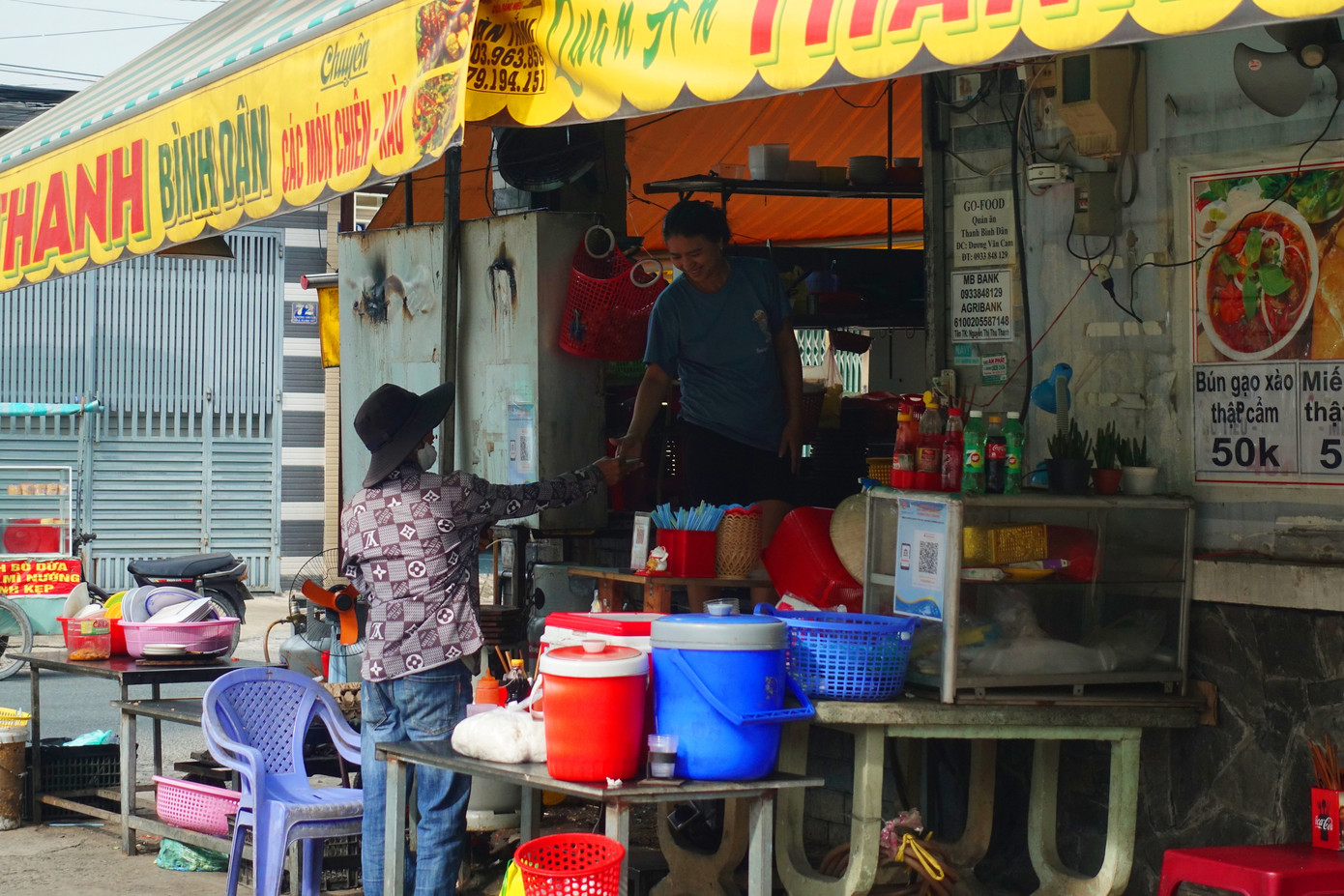 Quán ăn của chị Thu Thanh phải nâng nền lên cao khoảng 1 mét so với mặt đường.