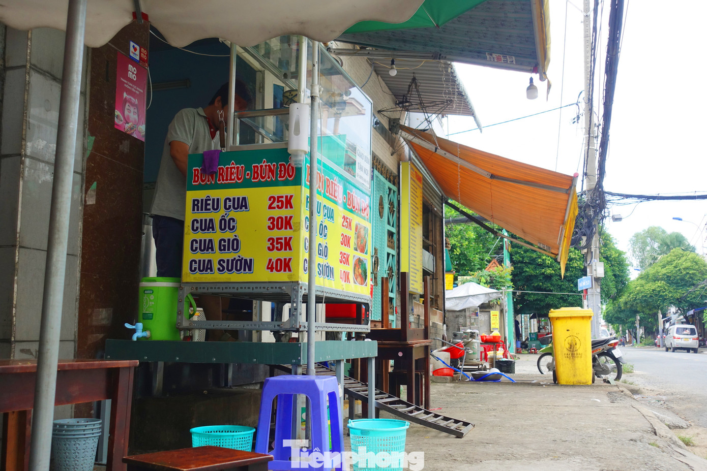 Hàng quán bên đường phải thiết kế lên cao để &quot;chạy&quot; ngập.