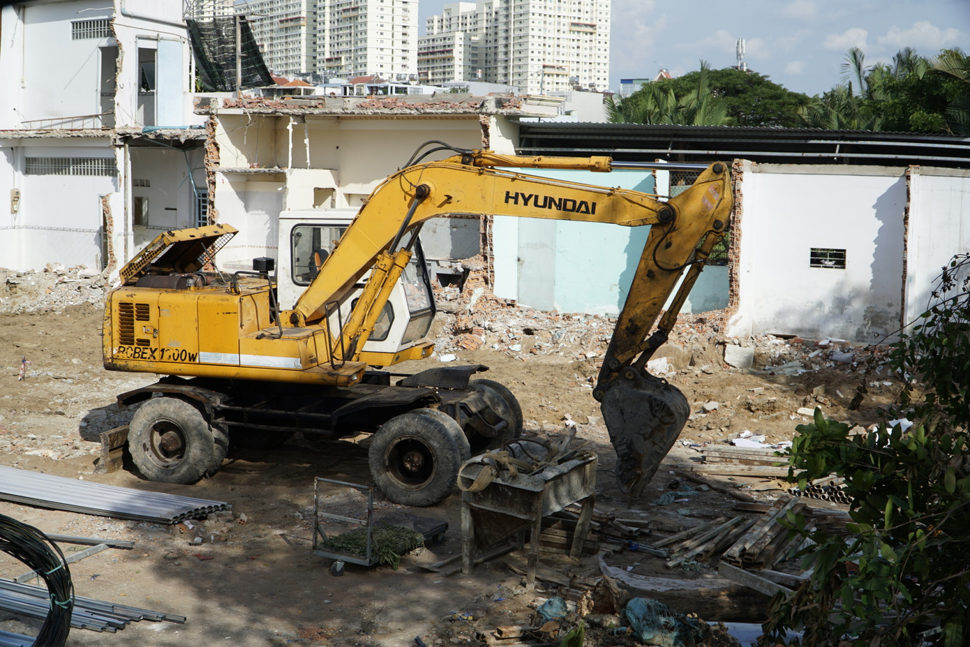 Máy móc, thiết bị đã được tập kết để phục vụ công tác tháo dỡ, san lắp mặt bằng.