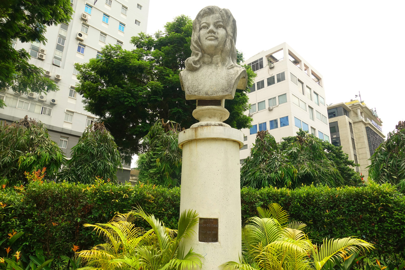 Trong công viên Bách Tùng Diệp hiện có tượng nữ liệt sĩ Quách Thị Trang. Tượng được dời về đây khi vòng xoay công trường Quách Thị Trang trước chợ Bến Thành bị tháo dỡ để thi công ga ngầm thuộc tuyến metro số 1 (Bến Thành - Suối Tiên).