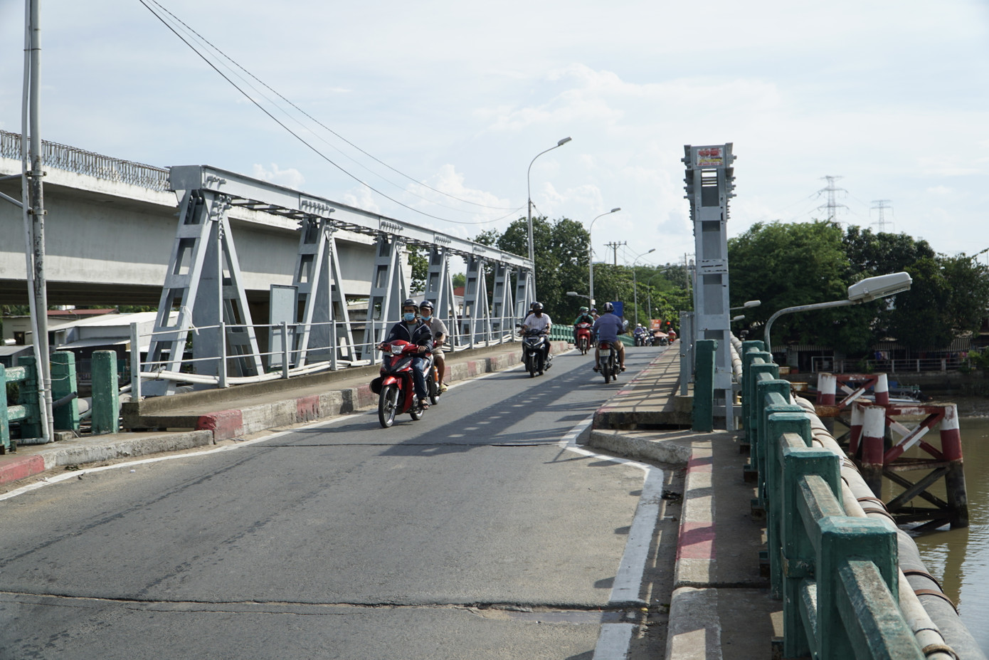 Dự án cầu Phước Long mới được kỳ vọng sẽ góp phần giải quyết tình trạng ùn ứ giao thông tại khu vực, tăng cường kết nối giữa quận 7 và huyện Nhà Bè.