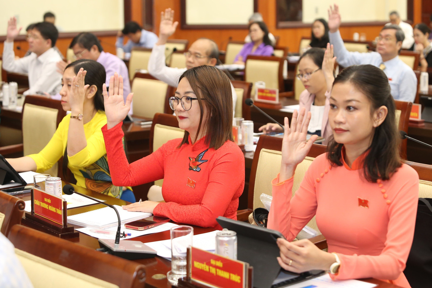 Đại biểu HĐND TPHCM biểu quyết thông qua chủ trương điều chỉnh quy mô và nguồn vốn để triển khai thực hiện dự án Đầu tư xây dựng đường cao tốc TPHCM - Mộc Bài. Ảnh: Ngô Tùng