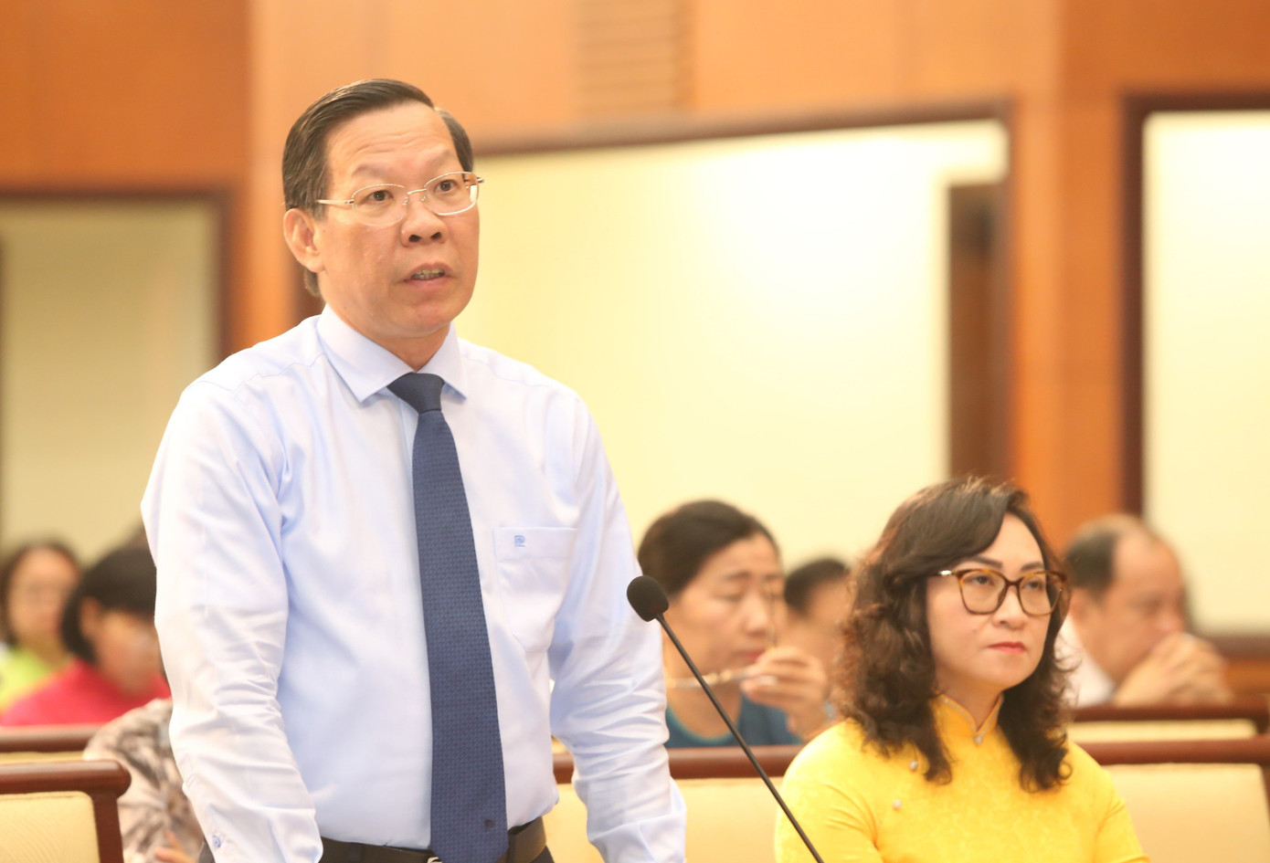 Chủ tịch UBND TPHCM Phan Văn Mãi trình bày tóm tắt các tờ trình gửi đến kỳ họp thứ 10 - HĐND TPHCM khóa X. Ảnh: Ngô Tùng Chủ tịch UBND TPHCM Phan Văn Mãi trình bày tóm tắt các tờ trình gửi đến kỳ họp thứ 10 - HĐND TPHCM khóa X. Ảnh: Ngô Tùng