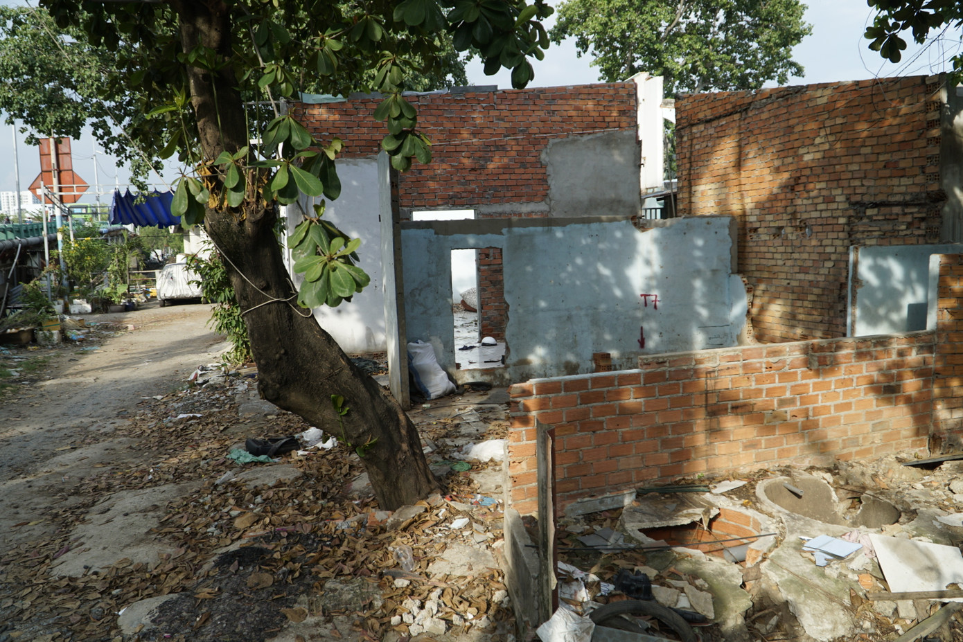 Tại chân Phước Long (phía bờ xã Phước Kiển, huyện Nhà Bè) nhiều gia đình đã di dời, các căn nhà đã và đang được tháo dỡ.