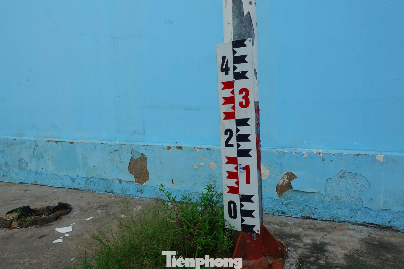 Thước đo mực nước được đặt trên vỉa hè đường Dương Văn Cam.