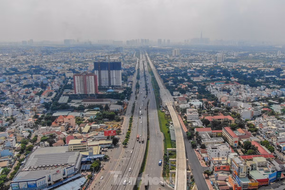 Xa lộ Hà Nội (hướng từ Ngã tư Thủ Đức về trung tâm TPHCM). Ảnh: PHẠM NGUYỄN Xa lộ Hà Nội (hướng từ Ngã tư Thủ Đức về trung tâm TPHCM). Ảnh: PHẠM NGUYỄN