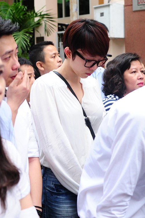 Ngay sau khi nhận được tin dữ của người bạn thân, Tóc Tiên vội vã từ Đà Nẵng bay ngược về Sài Gòn. Hai ngày gần đây, cô thường xuyên có mặt bên cạnh gia đình Wanbi để động viên, an ủi mẹ và em gái người bạn thân